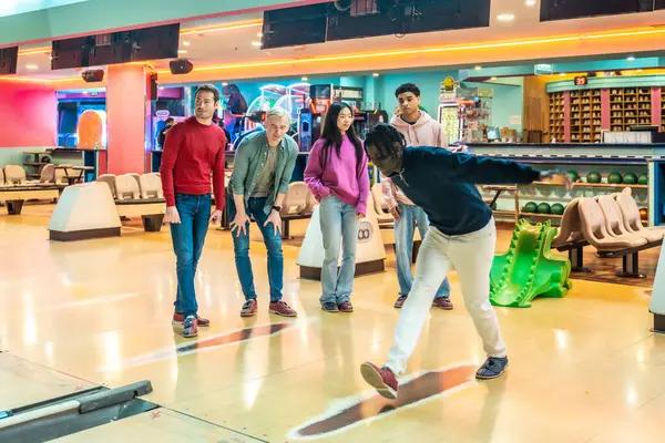 Bir grup çok ırklı arkadaş bir bowling salonunda birlikte bowling oynayıp hafta sonunun tadını çıkarıyorlar.