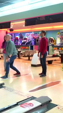 Bowling oynarken çeşitli gruplar birbirine bağlanıyor, neşeli arkadaşlıklar sergiliyor, yetenekli atışlar sergiliyor ve birlikte boş zamanların tadını çıkarırken heyecanı paylaşıyorlar.