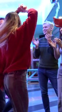 Arkadaşlar neşeli bir bowling gecesini paylaşıyor, gülüyor, dans ediyor ve enerjik bir yoldaşlık ve saf keyif ile kutluyorlar.