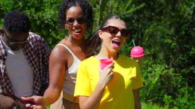 Gençler yaz müzik festivalini kutluyor, canlı atmosferin tadını çıkarıyor, güneşli gökyüzünün altında bulaşıcı enerji ve neşe ile birlikte dans ediyorlar.