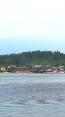 Almanya, Kara Orman 'daki Titisee Gölü' ndeki güzel rıhtım.