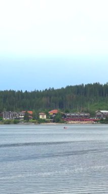 Almanya, Kara Orman 'daki Titisee Gölü' nde yaz manzarası