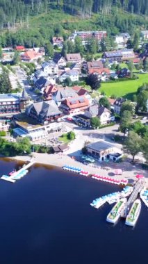 Almanya, Kara Orman 'daki Titisee Gölü' nün hava aracı manzarası