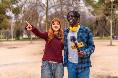 İki genç içerik yaratıcısı akıllı telefon ve mikrofon kullanarak sosyal medya kanalları için bir video kaydediyor.
