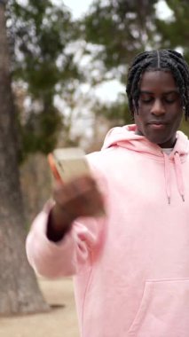 Birlikte selfie çeken çok ırklı çiftleri sevmek, güneşli bir park ortamının tadını çıkarırken dijital anıları paylaşmak, özel bir bağ ve mutluluk anı yakalamak.