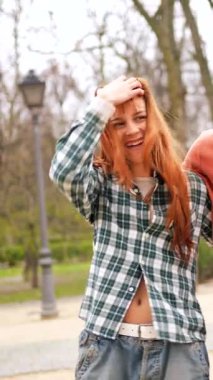 Irklar arası bir çift parkta rahatça geziniyor, sohbet ediyor ve sevgi gösteriyorlar.