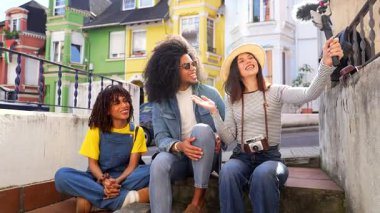 Çeşitli çok kültürlü ekipler, güneşli şehir keşifleri sırasında sokak sahnelerini çekerken otantik seyahat içeriği oluşturuyorlar.