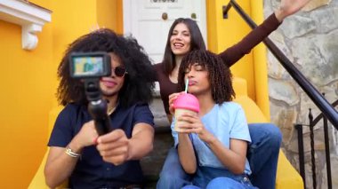 Çevrimiçi izleyicileri için içerik oluşturan, yaşam tarzı ve ürün tanıtımlarını sergileyen genç etkenler