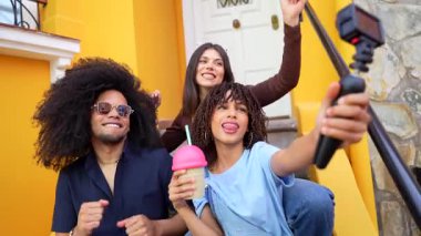 Genç nüfuzlu kişiler çevrimiçi izleyicileri için dinamik içerikler yaratıyor, içeceklerden zevk alıyor ve canlı kişiliklerini sergiliyorlar.