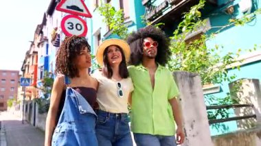 Bir grup çok ırklı arkadaş sokakta yürürken eğleniyor, birlikte tatilin tadını çıkarıyorlar.