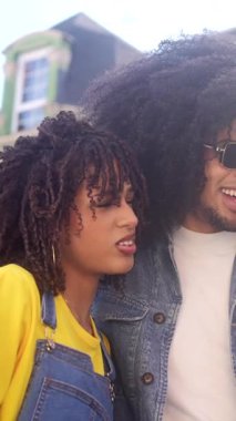 Çok ırklı genç arkadaşlar akıllı telefon anlarını paylaşıyorlar, birlikte gülüyorlar yaz şehirlerini gerçek bir neşe ve bağlantıyla keşfediyorlar.