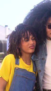 Genç çok kültürlü turistler akıllı telefondan seyahat anılarını paylaşıyorlar, şehir macerası sırasında tatil anlarını neşe ve bağlantıyla yakalıyorlar.