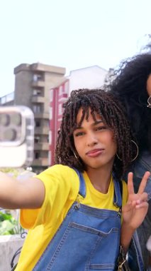 Şehir gezisi sırasında genç çok kültürlü arkadaşlar kaynaşıyor, selfie 'ler ve eğlenceli grup fotoğraflarıyla unutulmaz anları yakalıyor ve hafta sonu kaçamağının keyfini çıkarıyorlar.