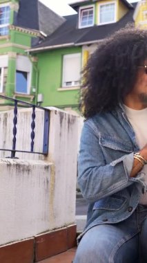 Canlı şehir manzaralarını paylaşan genç turistler, kültürel kentsel alanları birlikte keşfederken bulaşıcı kahkahalarla işaretlere işaret ediyorlar.