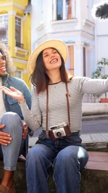 Sunny City sokaklarında arkadaşlarıyla yaratıcı video prodüksiyonunun keyfini çıkarırken, içerik yaratıcıları iş birliği yapıyor ve canlı kentsel anları yakalıyor.