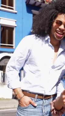 Bir grup farklı genç arkadaş unutulmaz selfie çekerken canlı şehir manzaralarını keşfediyor, anlık neşe ve bağlantı anları yakalıyorlar.