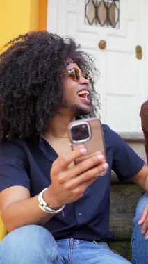 Mutlu arkadaşlar selfie çeker, birlikte eğlenir, hatıraları yakalar ve dışarıda eğlenirler.