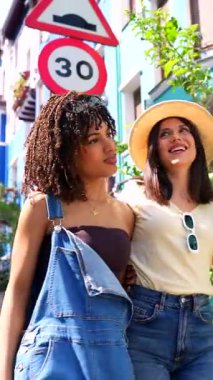 Çoklu etnik gruplar hareketli şehir atmosferinin tadını çıkarıyorlar, kaygısız ruhlarla birlikte yürüyorlar, yaz tatili kaçamağı sırasında neşeli anları paylaşıyorlar.