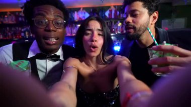 Çeşitli arkadaş grupları unutulmaz anları yakalıyor, gülüyor ve kokteyllerden keyif alırken aynı zamanda son moda şehir gece hayatı mekanında ortak deneyimler yaratıyorlar.