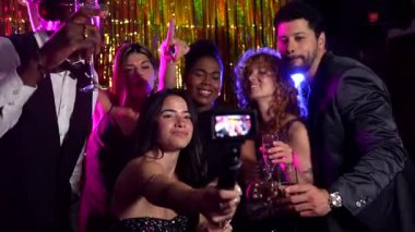 Neşeli arkadaşlar selfie çekiyor, görkemli bir partide hatıralar yaratıyor, içkilerden ve birbirlerinin arkadaşlığından keyif alıyorlar.