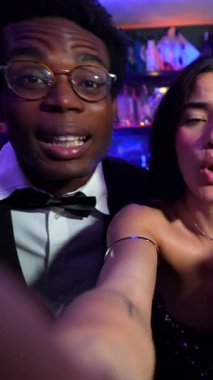 Arkadaşlar gece hayatı anılarını yakalıyorlar, selfie çekiyorlar, kokteyllerin tadını çıkarıyorlar ve hareketli bir atmosferle son moda gece kulübünde birlikteliğimizi kutluyorlar.