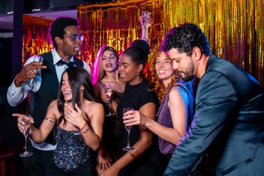 Şampanyayı, dansı ve coşkulu bir gece kulübü partisinde eğlenen çok uluslu arkadaşlar.