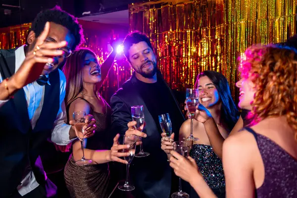 Bir grup zarif giyinmiş arkadaş gece hayatının tadını çıkarıyor. Canlı bir gece kulübünün partisinde kadeh kaldırarak şampanya kadehleri kaldırıyorlar.