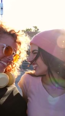 Genç arkadaşlar altın saat anılarını yakalıyorlar, gerçek bir bağ ve yaz macerası boyunca kaygısız ruhla neşeli selfieler paylaşıyorlar.