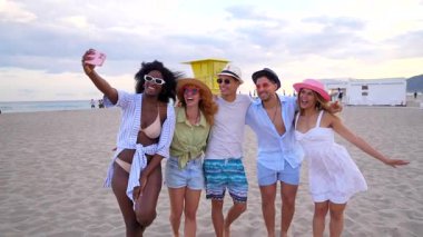 Çeşitli arkadaşlar unutulmaz anları yakalıyor, gülüyor ve selfie çekiyor. Akdeniz sahilinde güneşli bir günün tadını çıkarıyor. Kaygısız yaz arkadaşlığı sergiliyorlar.