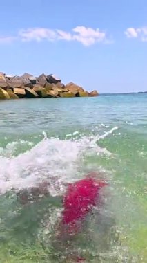 Keyifli bir turist, tropik tatil sırasında bozulmamış, masmavi okyanus sularında ferahlatıcı bir yüzüş yaşıyor, kaygısız boş zamanlarını ve sağlığını somutlaştırıyor.