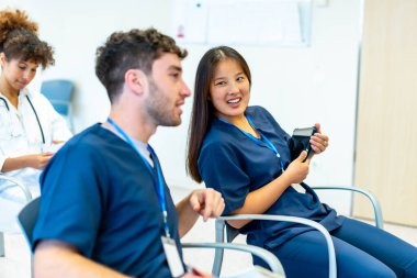 Bir konferansa katılan bir grup tıp profesörü, aktif olarak tartışma ve öğrenmeyle ilgileniyorlar.