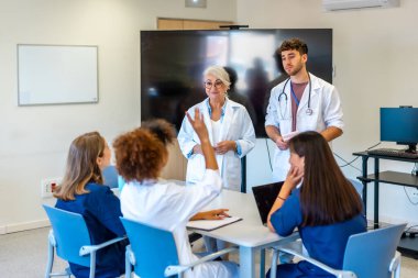 Tıp konferansına katılan doktorlar ve hemşireler, daha iyi hasta bakımı için bilgi ve uzmanlıklarını paylaşıyorlar.