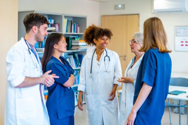 Hastane ortamında işbirliği yapan, uzmanlığı paylaşan ve en uygun hasta bakımına yönelik strateji geliştiren çeşitli tıp uzmanları