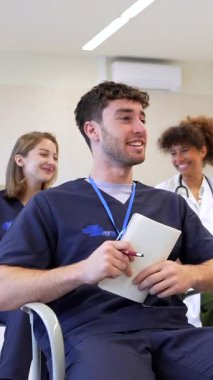 Çeşitli tıp öğrencileri aktif olarak bir hastane konferansına katılıyor, katılım gösteriyor ve sağlık eğitimine odaklanıyorlar.