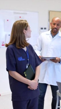 Tıp uzmanları, modern ofis ortamında hasta bakımı stratejilerini aktif olarak tartışmakta, takım çalışmasının ve sağlık hizmetlerinde işbirliğinin altını çizmektedir.