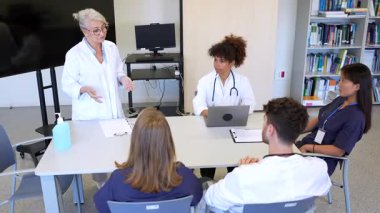 Tıbbi uzmanlar, hasta bakımı stratejilerini geliştirmek için uzmanlık ve içgörülerini paylaşan ortak bir tartışmaya girişirler.