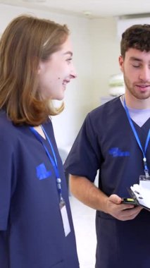 İş birliği yapan sağlık uzmanları, parlak, modern hastane odasındaki hasta muayenesi sırasında doktorlara sağlık raporu veren deneyimli hemşire.