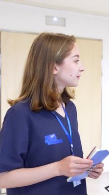 Sağlık uzmanları, modern bir hastane ortamında optimal hasta bakımını sağlamak için tartışmalara, uzmanlık ve içgörüleri paylaşırlar.