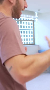 Hasta, tablet üzerine not alan, konsültasyon ve sağlık hizmetleri tavsiyesi veren doktora semptomları tarif eder.