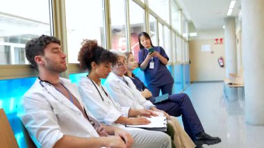 Hastane koridorunda duran tıp uzmanları hasta bakımı arasında kısa bir süre için yorgun ve yorgun hissediyorlar.