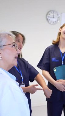 Doktorlar ve hemşireler işbirliği yapıyor, uzmanlıklarını paylaşıyor ve hastane ortamında hasta bakımını koordine ediyorlar.