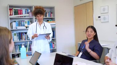 Çeşitli tıp uzmanları, verimli bir toplantı sırasında, hasta verilerini ve tedavi planlarını analiz ederek, işbirlikçi bir tartışmaya giriştiler.