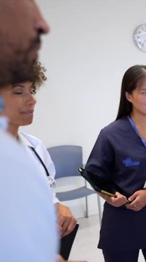 Tıp uzmanları bir toplantı düzenler, hastane ortamında hasta bakımı stratejilerini tartışır, sağlık personeli arasında takım çalışması ve iletişim gösterilir