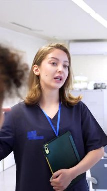 Hastanenin koğuşunda empati ve uzmanlıkla tedavi stratejisini tartışan ve hasta bakımı danışmanlığı sırasında işbirliği yapan tıp uzmanları