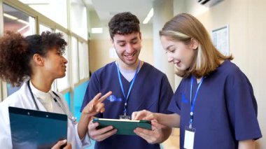 Doktorlar ve hemşireler hasta bilgilerini bir tablet üzerinde gözden geçirir, takım çalışmasını teşvik eder ve sağlık hizmetlerinde bilgilendirilmiş kararlar alır.