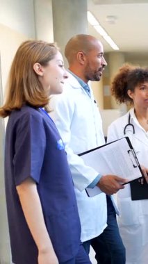 Doktorlar ve hemşireler de dahil olmak üzere tıp uzmanları, hastane ortamında hasta bakımıyla ilgili gelişmeleri tartışır ve paylaşırlar.