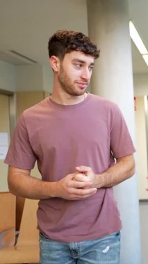 Profesyonel kadın sağlık çalışanı, hastane koridorunda yürürken erkek hastayla tıbbi teşhisi tartışıyor, tıbbi bilgileri uzmanlık ve empati ile iletiyor.