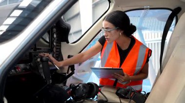 Modern uçak kokpitinde dikkatli bir uçuş öncesi güvenlik kontrolü yapan profesyonel uçak bakım mühendisi kritik sistemleri ve ekipmanları doğruladı.