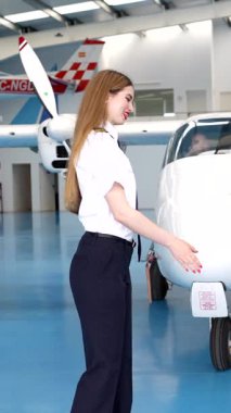 Profesyonel pilot özel bir jette yolcuları karşılar, el sıkışır ve karşılıklı selamlaşır.