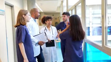 Doktorlar ve hemşireler hasta durumları hakkında güncellemeleri paylaşıyor, takım çalışmasını teşvik ediyor ve sağlık hizmetlerinde işbirliği yapıyor